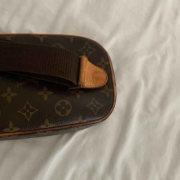 Vintage Louis Vuitton crossbody Purse. Has all the original parts. Gentle used . - Picture 7 of 10